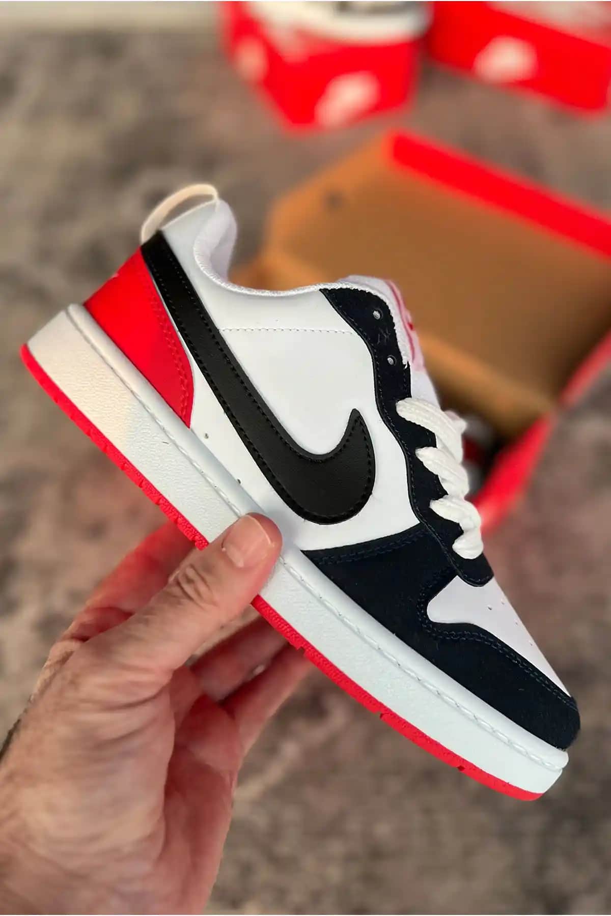 Nike Kırmızı Beyaz Spor Giyim ve Aksesuarlarıyla Modern ve Şık Kombinler Oluşturun