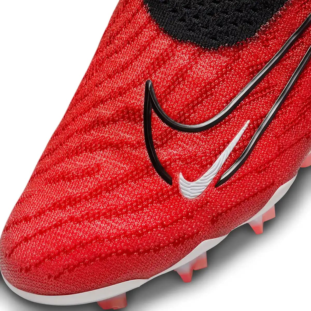 Nike Kırmızı Kramponlar Performans ve Şıklığı Bir Arada Sunan Modern Spor Ayakkabılar