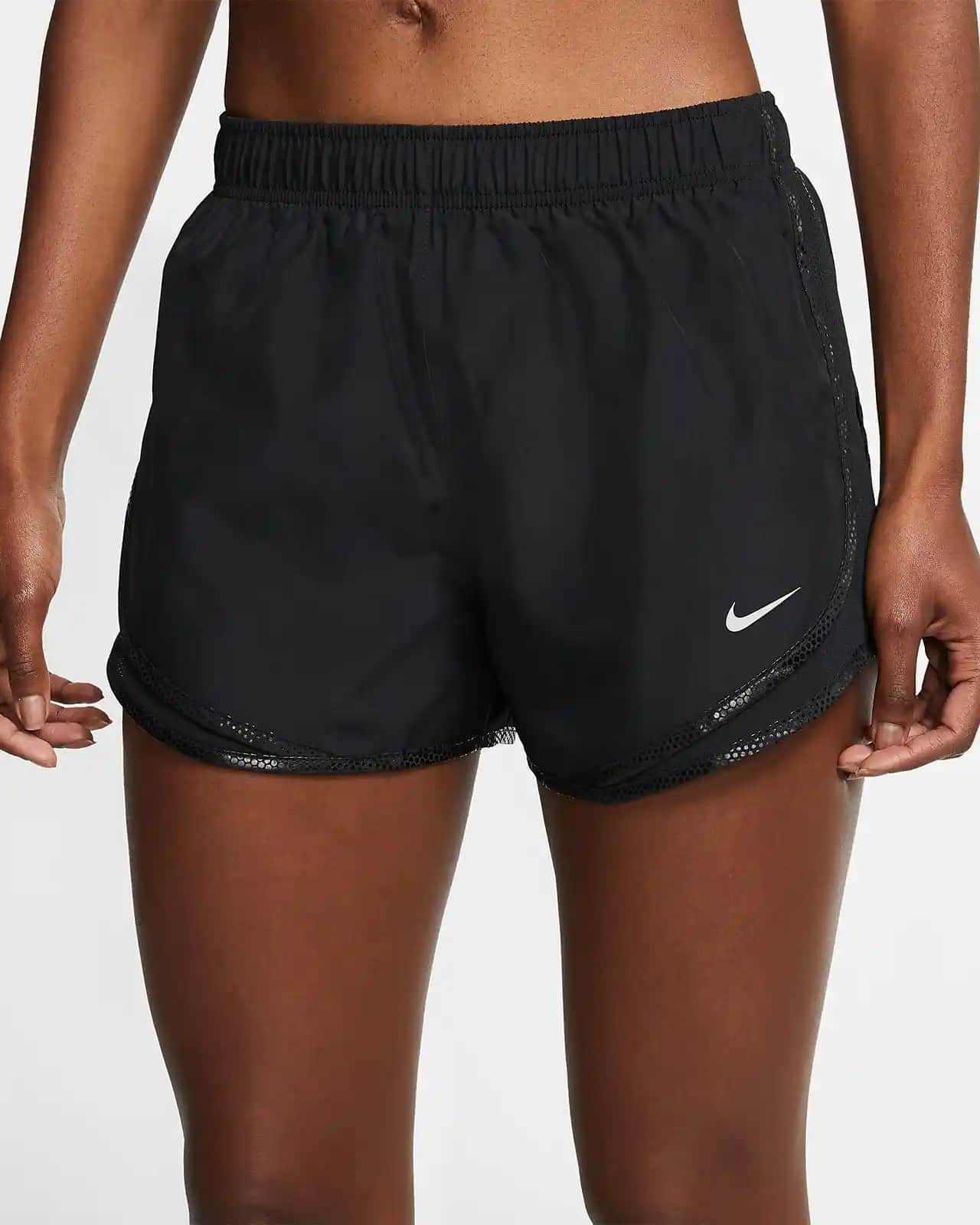 Nike Kısa Etek ve Şortlar: Spor ve Günlük Giyim İçin Modern ve Rahat Seçenekler