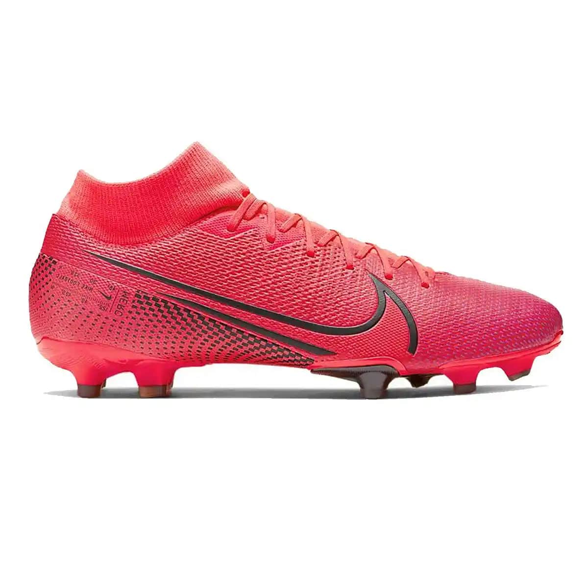 Nike Mercurial Kırmızı Krampon: Hız ve Şıklığın Modern Futbol Ayakkabısı Tanıtımı
