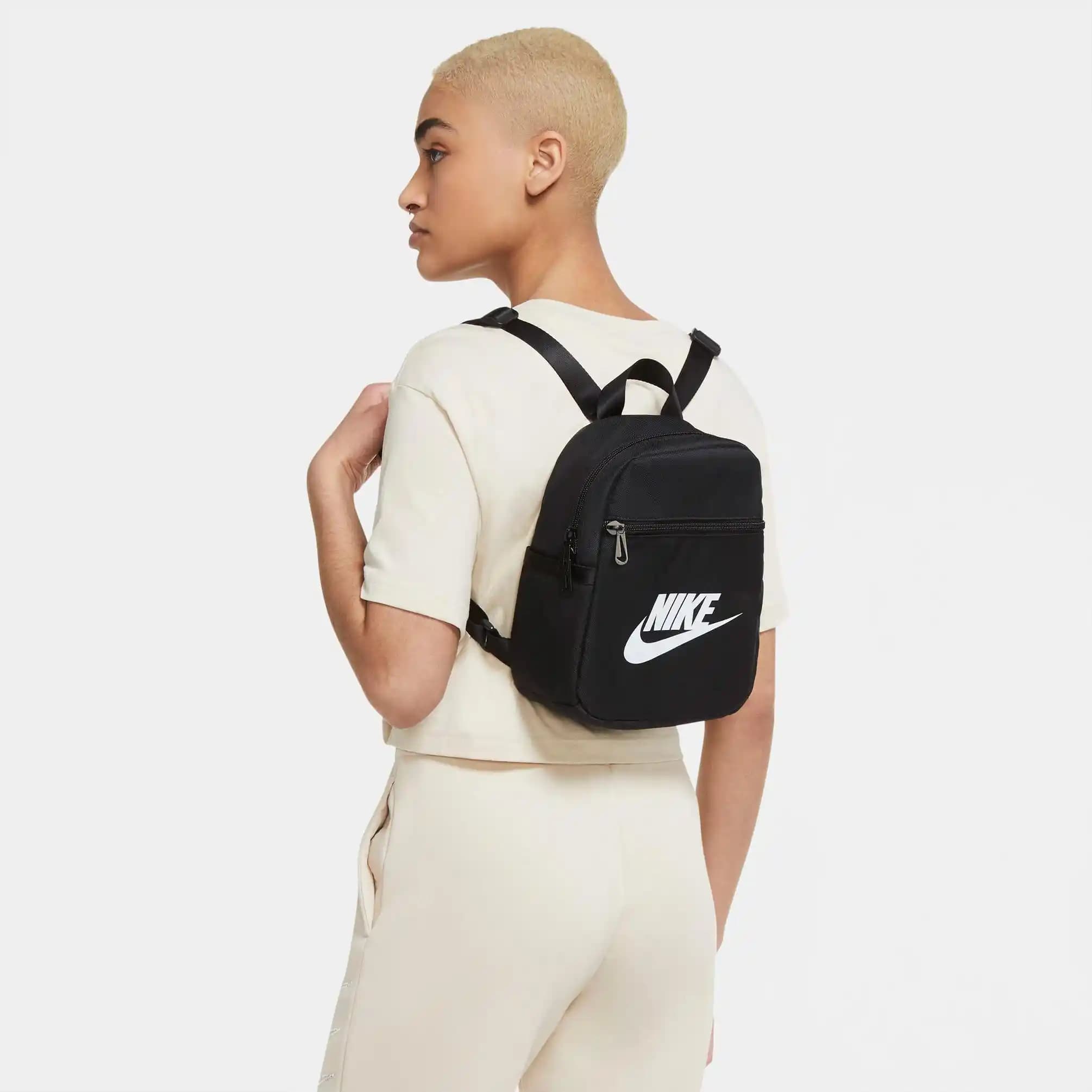 Nike Mini Sırt Çantası: Günlük Şıklık ve Fonksiyonelliği Bir Arada Sunan Modern Aksesuar