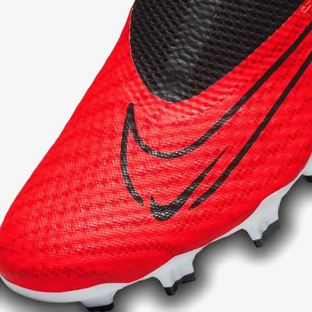Nike Phantom Kırmızı Spor Ayakkabıları ile Sahadaki Gücünüzü Yansıtın ve Günlük Şıklığa Ulaşın