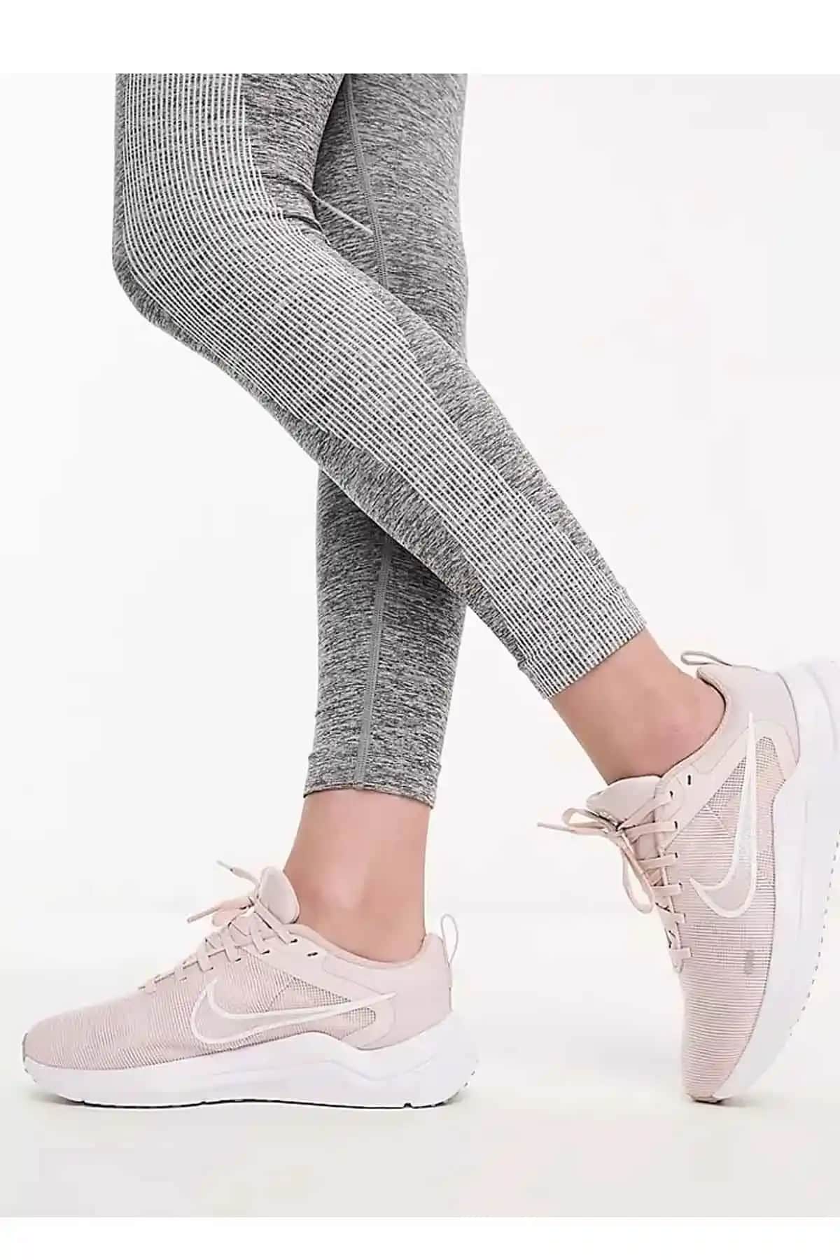 Nike Pudra Pembe Spor Ayakkabıları: Şıklık ve Konforun Modern Buluşması