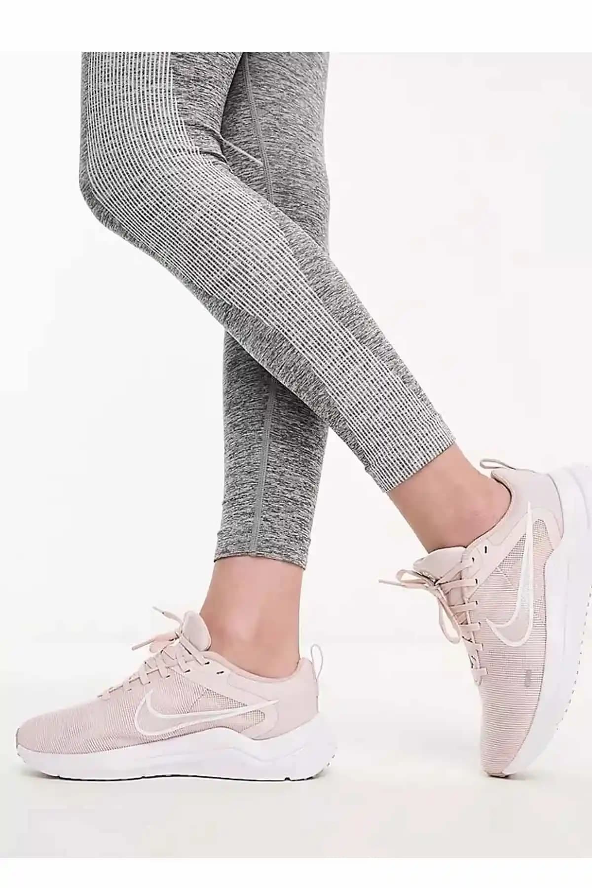 Nike Pudra Pembe Spor Ayakkabıları: Şıklık ve Konforun Modern Buluşması