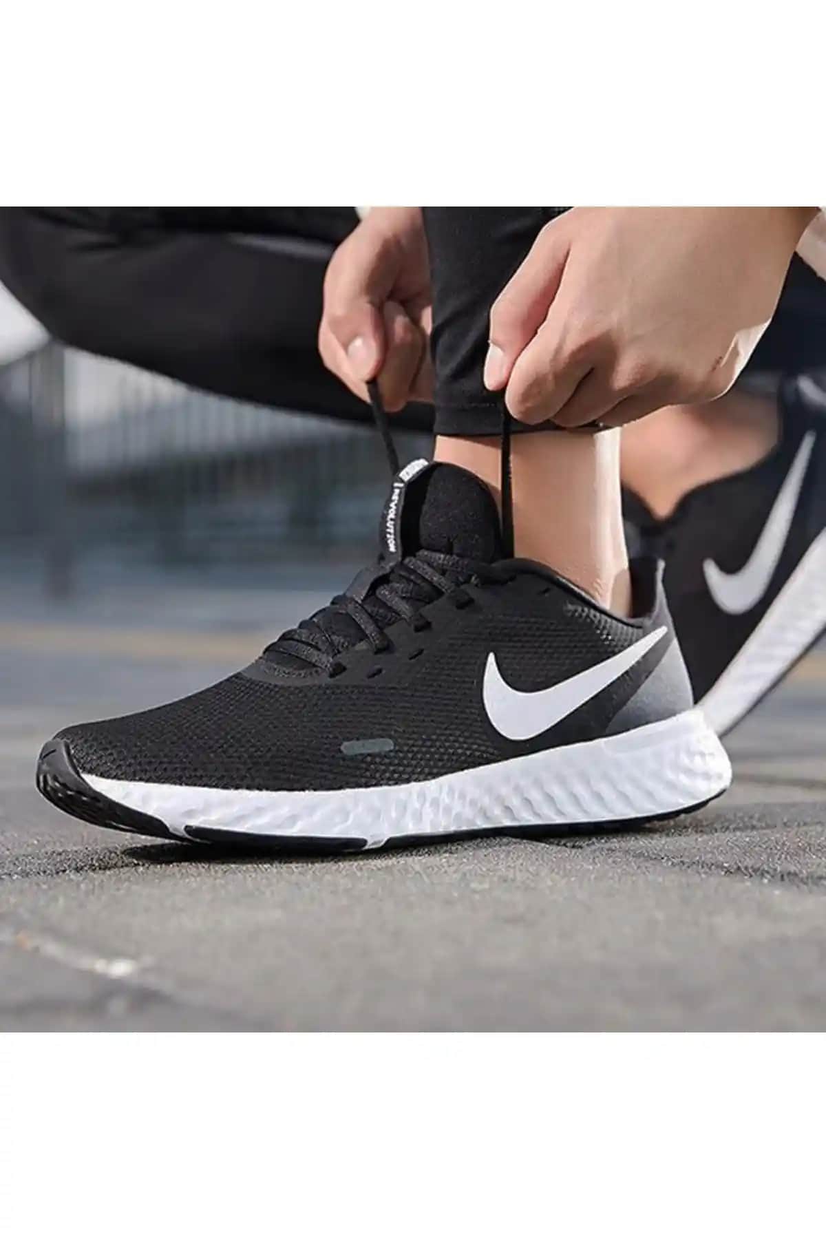 Nike Revolution 5 Erkek Koşu Ayakkabısı Performans ve Konforu Bir Arada Sunar