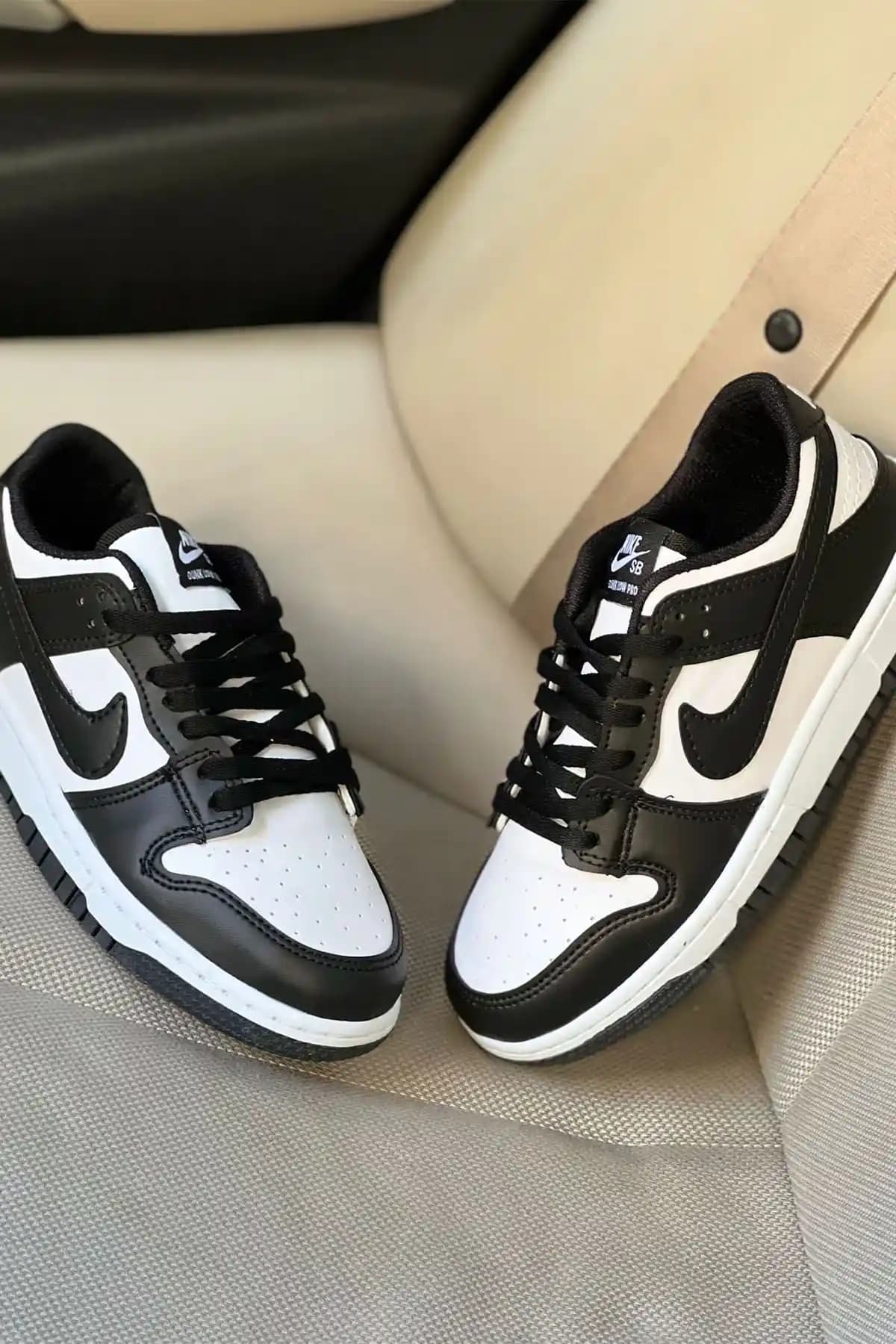 Nike Siyah Beyaz Koleksiyonu ile Şıklık ve Konforu Bir Arada Yakalayın
