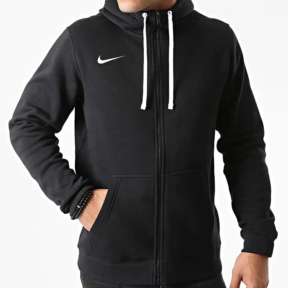 Nike Sweatshirtleri: Konfor ve Şıklığın Buluştuğu Günlük Giyim Parçası