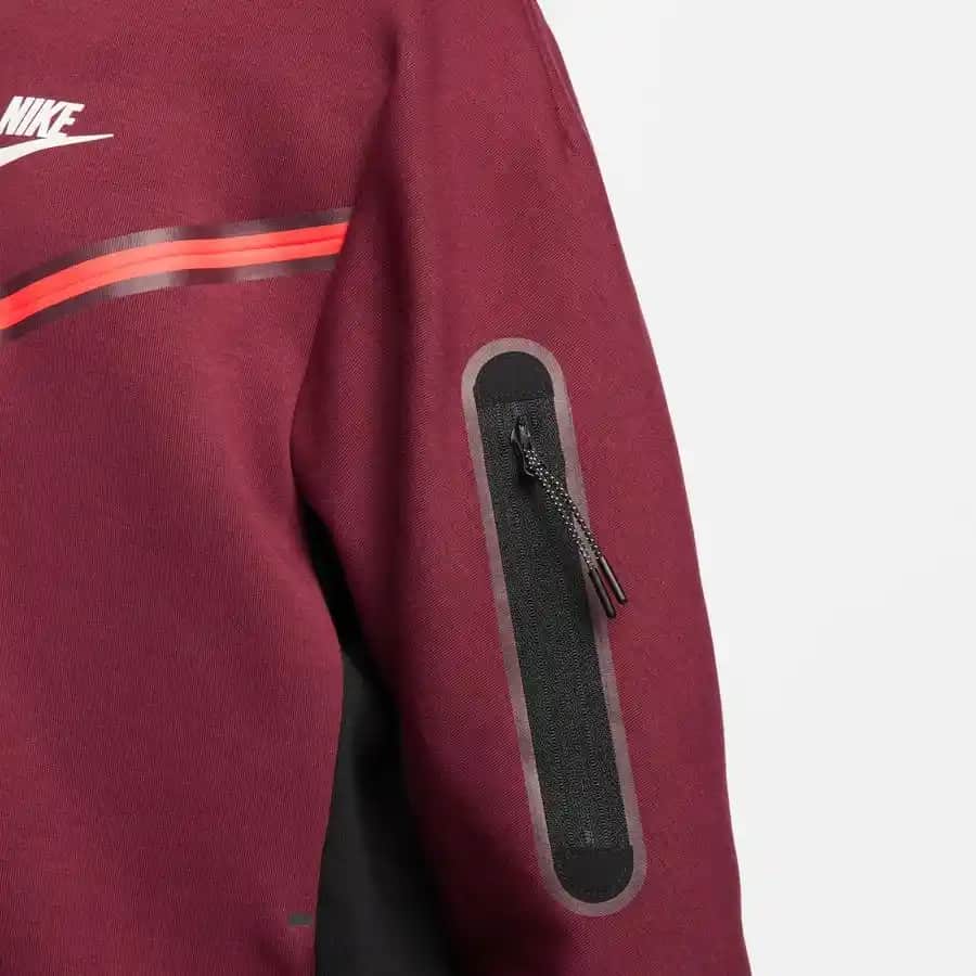 Nike Tech Bordo: Şıklık ve Konforun Bir Arada Sunulduğu Modern Spor Giyim Koleksiyonu