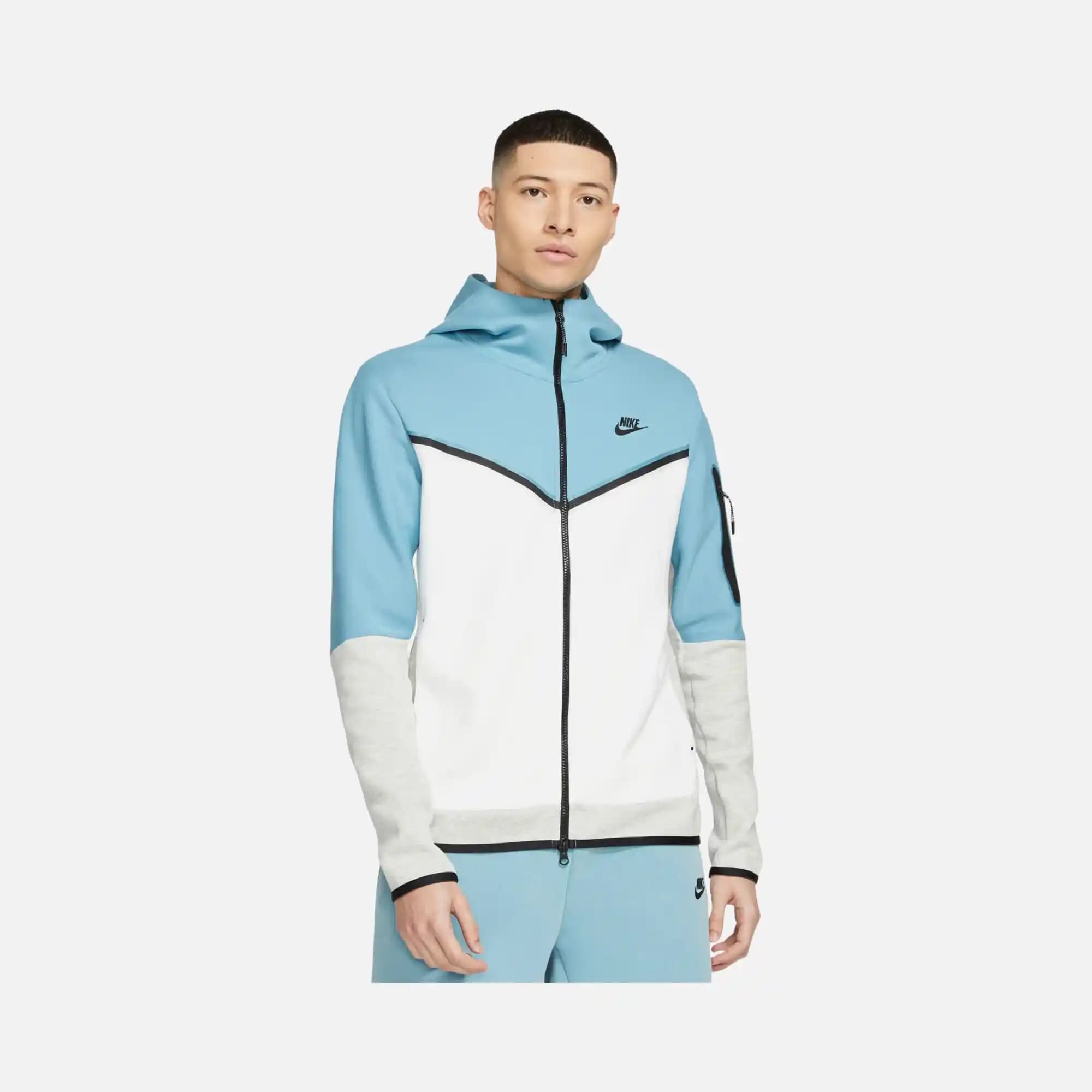 Nike Tech Fleece Mavi Beyaz Koleksiyonuyla Şıklık ve Konforu Bir Arada Yaşayın