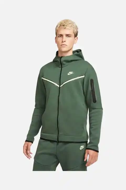 Nike Tech Kombinleriyle Günlük Şıklık ve Konforu Bir Arada Yakalayın