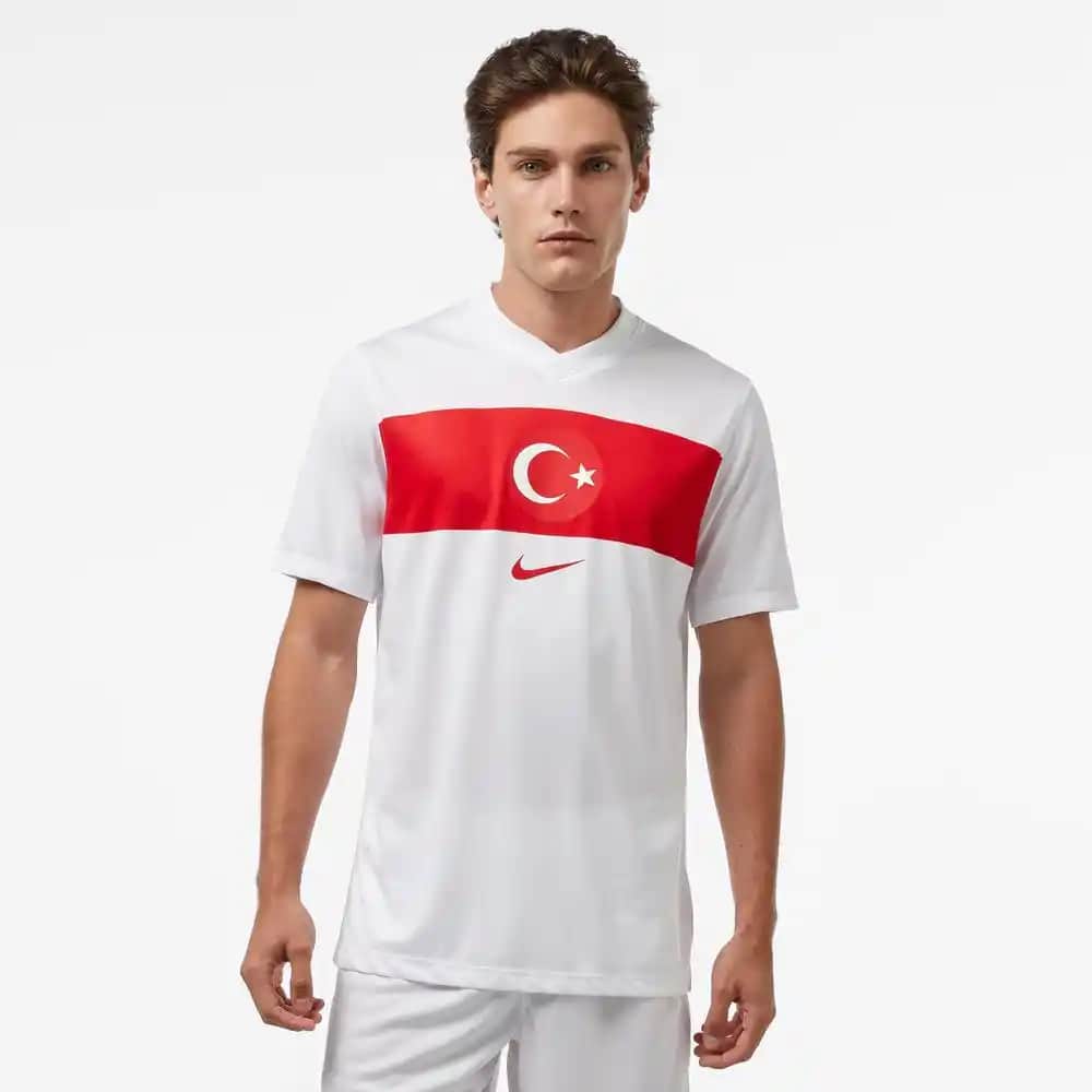 Nike Türkiye Forması: Performans ve Şıklığın Modern Spor Giyim Seçeneği