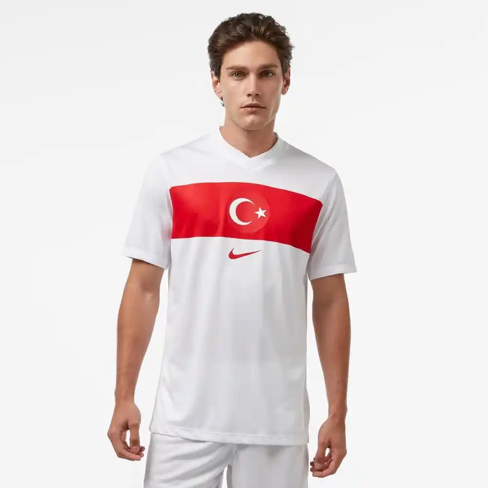 Nike Türkiye Forması: Performans ve Şıklığın Modern Spor Giyim Seçeneği