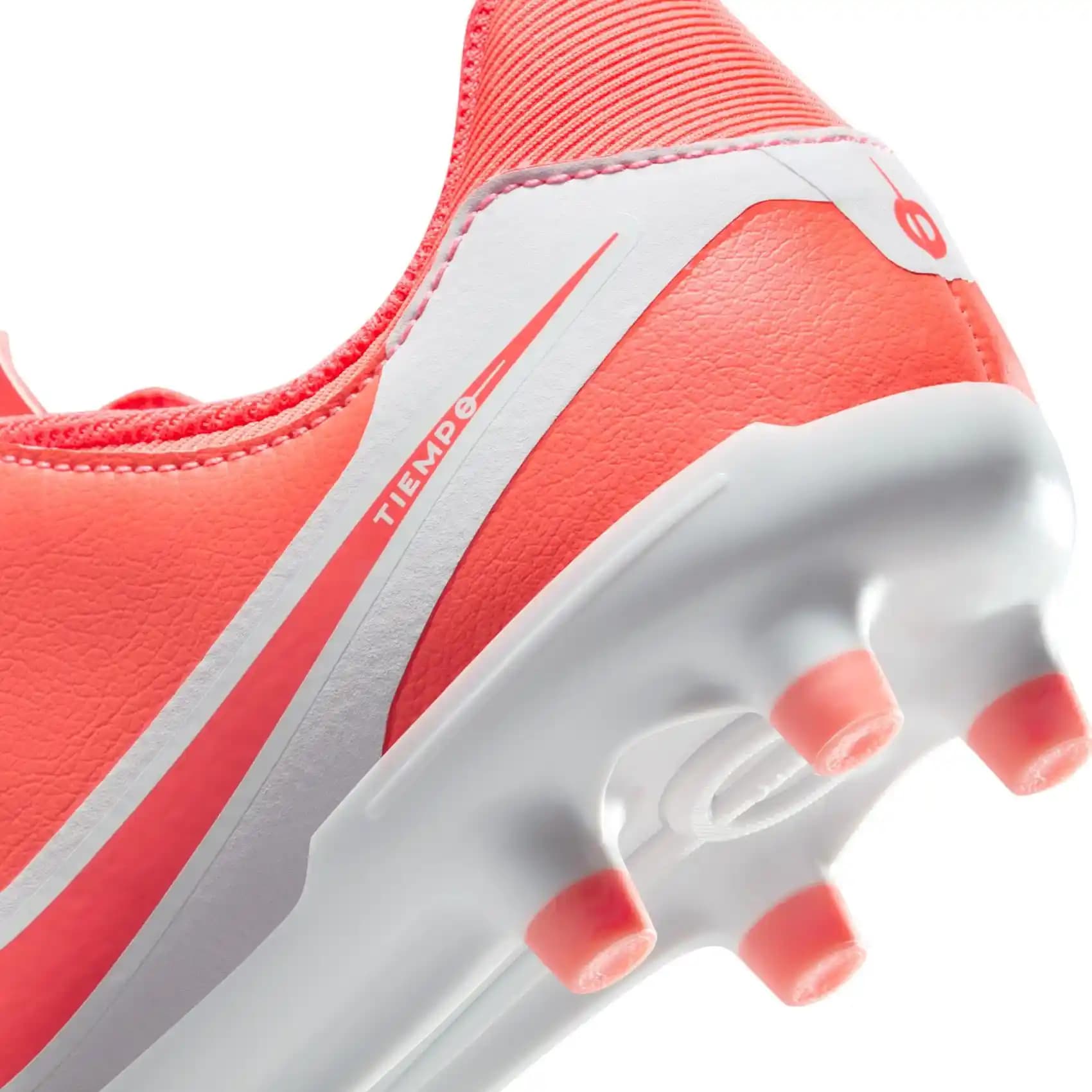 Nike Turuncu Kramponlar ile Sahada Fark Yaratmanın Yolları ve Performans Artışı