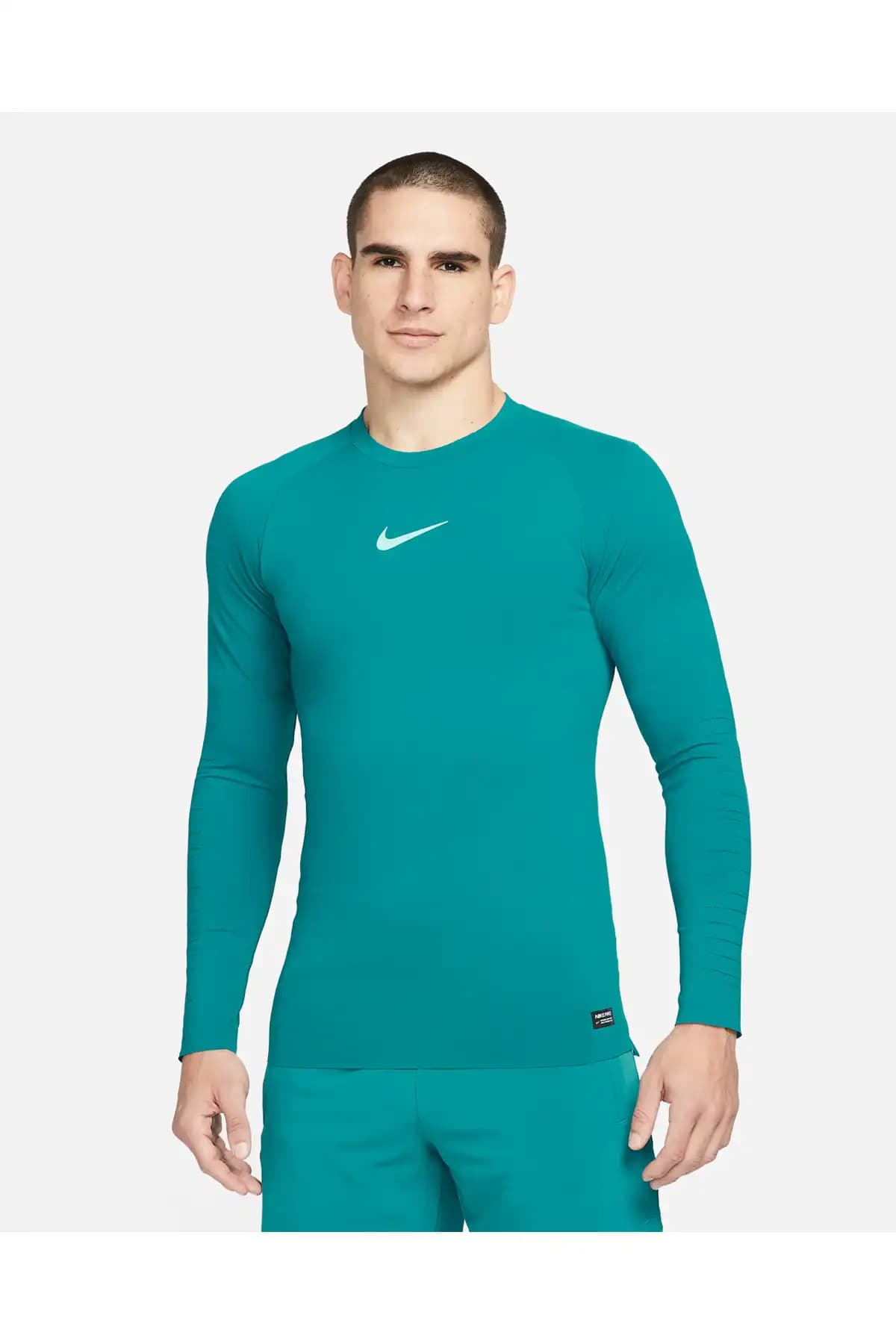 Nike Uzun Kollu Erkek Giyim Ürünleri: Şıklık ve Fonksiyonelliğin Modern Buluşması