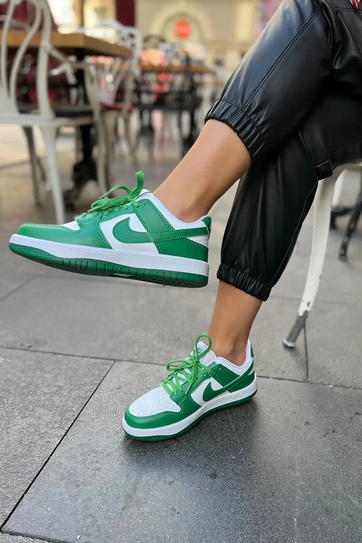 Nike Yeşil Renkli Giyim ve Aksesuarlar: Doğadan İlham Alan Spor ve Günlük Tarzı