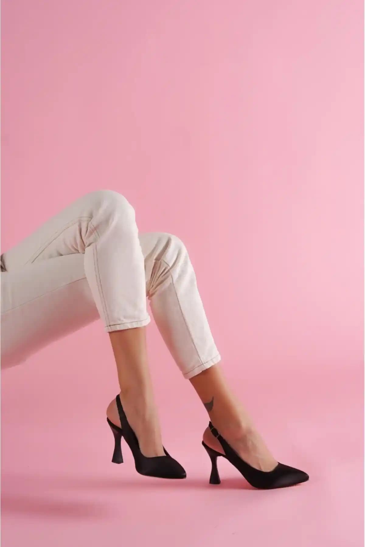 Önü Sivri Topuklu Ayakkabılar: Şıklık ve Konforu Bir Arada Sunan Moda Trendi