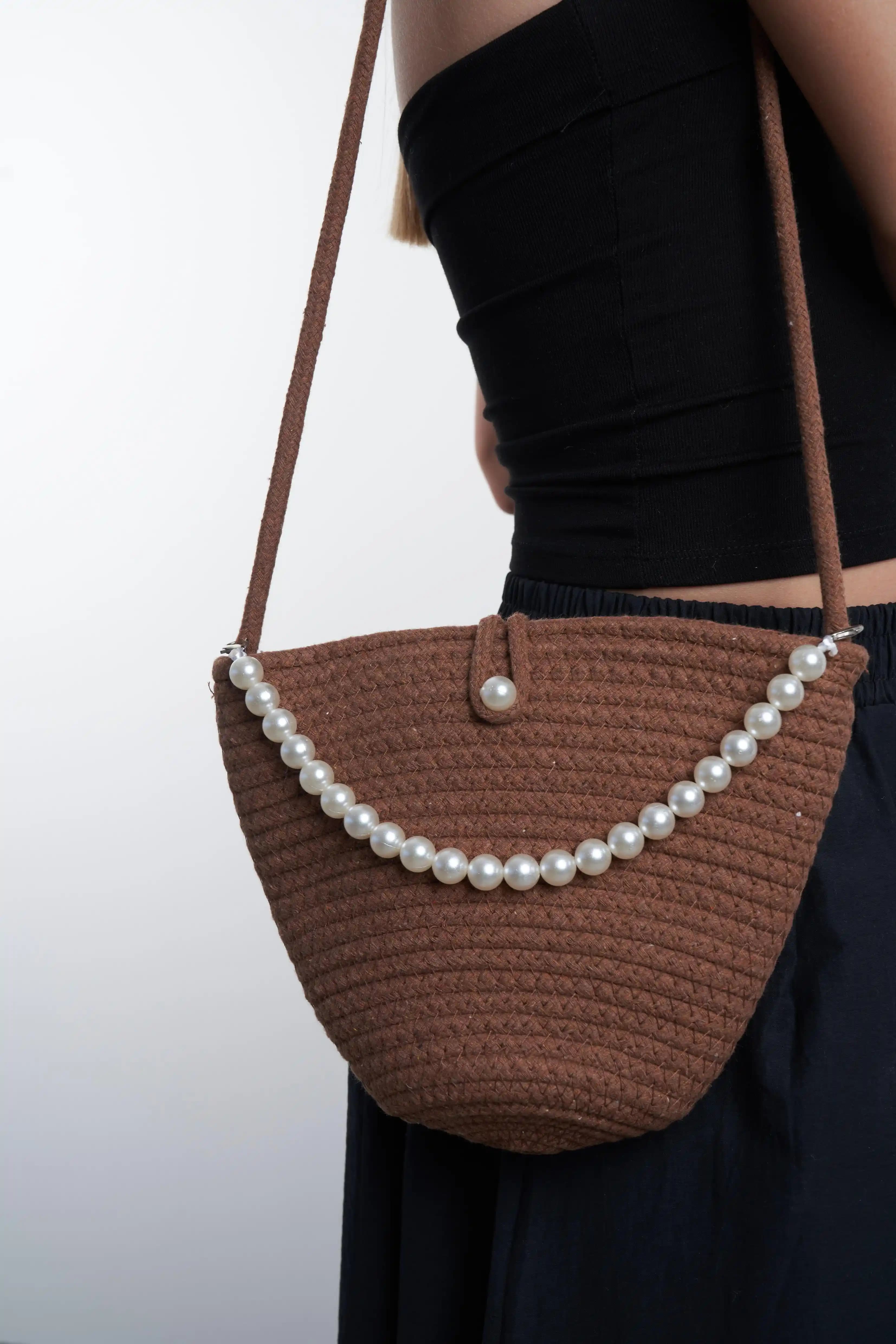 Örme Hasır Çanta: Moda ve İşlevselliğin Modern ve Doğal Buluşması