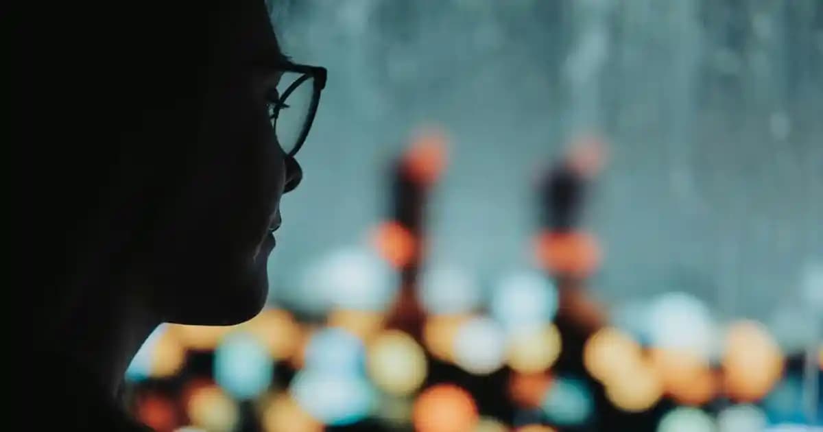 Örme Süveter Nedir? Şıklık ve Konfor Sunan Çok Yönlü Klasik Parça