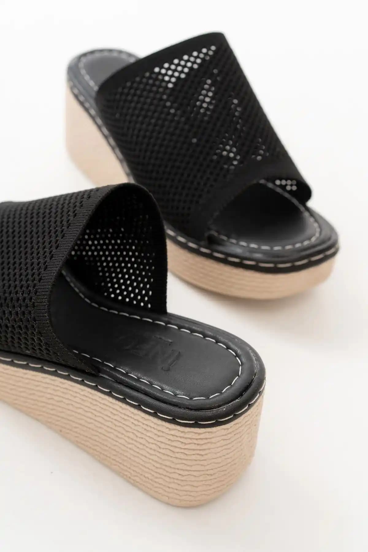 Ortopedik Dolgu Topuk Terlikleri: Sağlıklı ve Şık Bir Günlük Kullanım Seçeneği