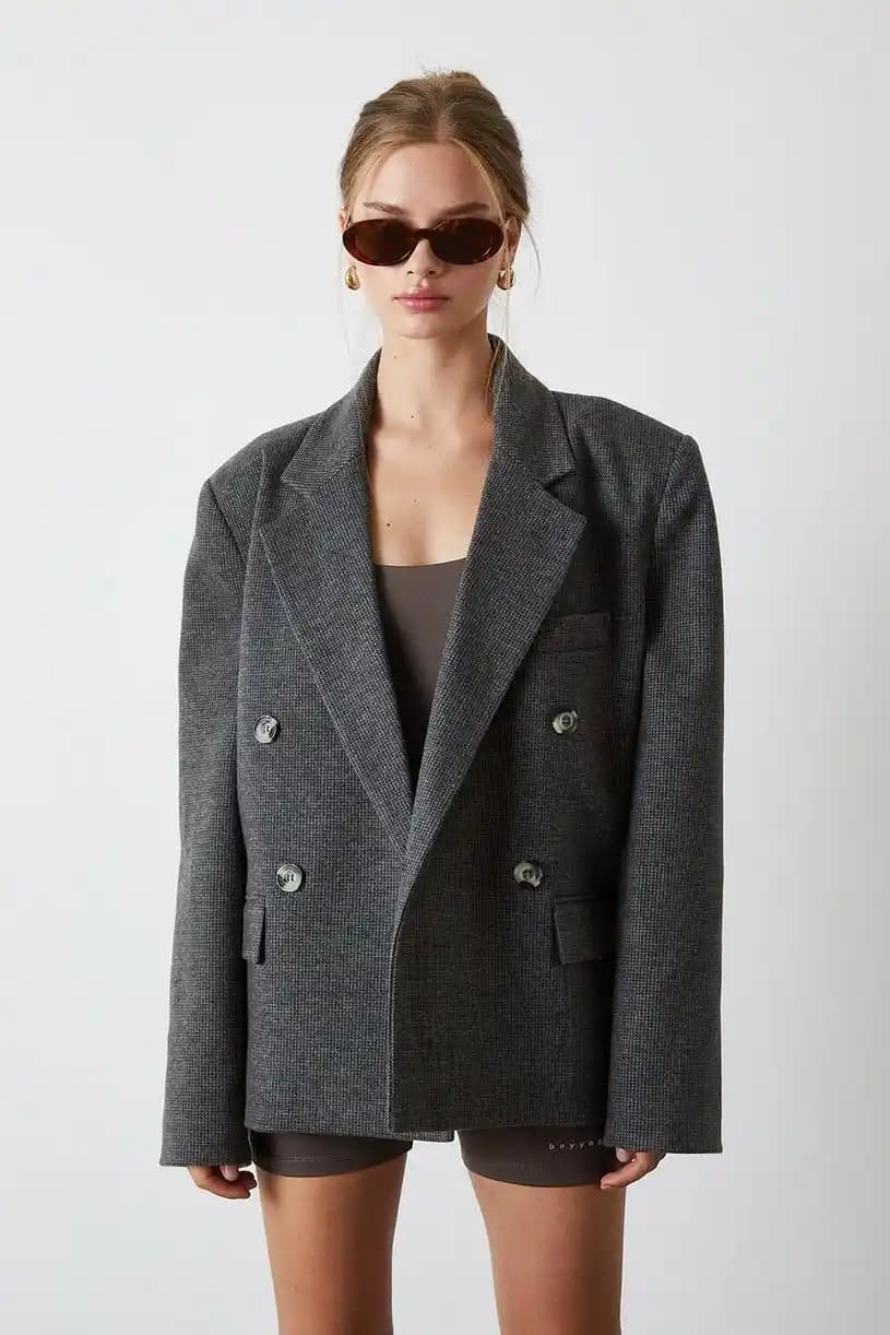 Oversize Ceket Modasında Güncel Trendler ve Kombinasyon Önerileri