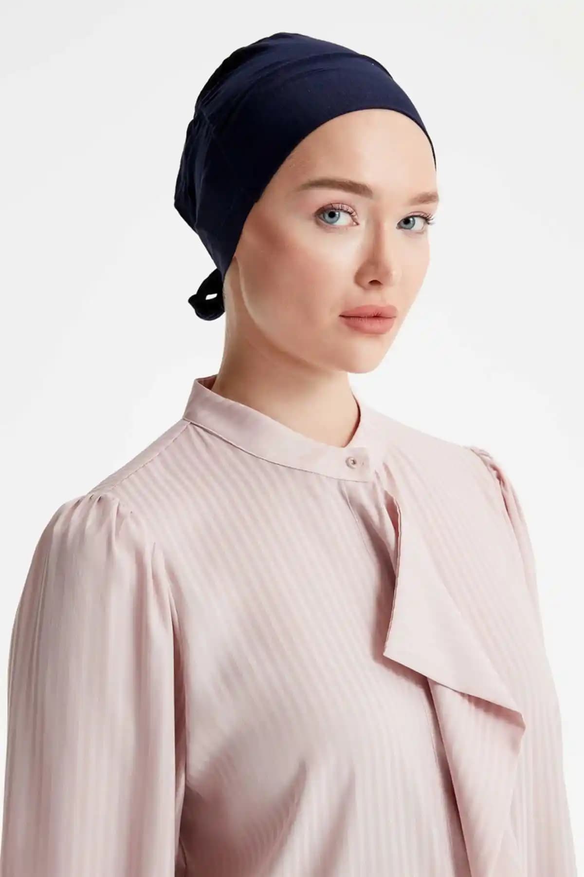 Pamuk Bone Nedir? Günlük ve Spor Kullanımıyla Çok Yönlü Bir Moda Detayı