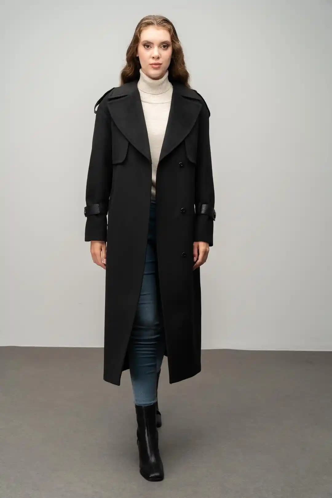 Pelerin Kaban: Kış Aylarında Şıklık ve İşlevselliğin Buluştuğu Modern Kıyafet Seçenekleri