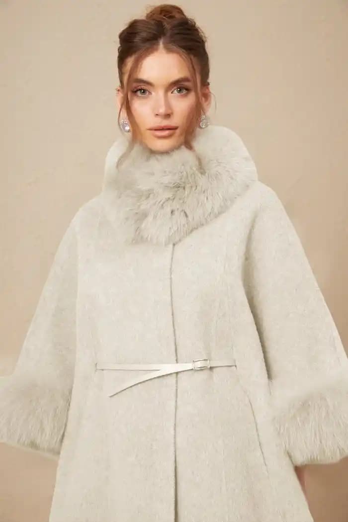 Pelerin Palto Nedir ve Kış Modasında Şıklık ve İşlevsellik Nasıl Bir Arada Sunulur