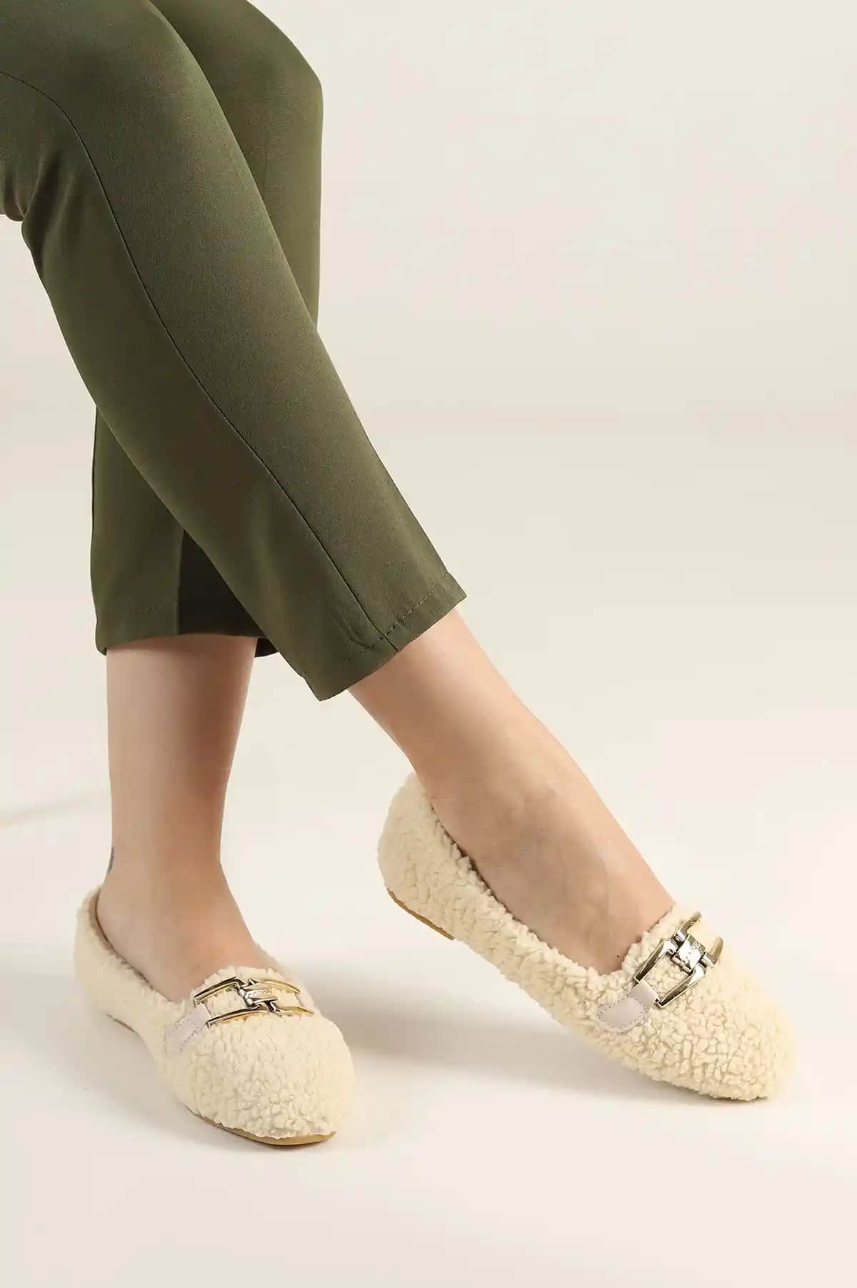 Peluş Ayakkabılar: Rahatlık ve Şıklığın Modern Trendlerle Buluşması