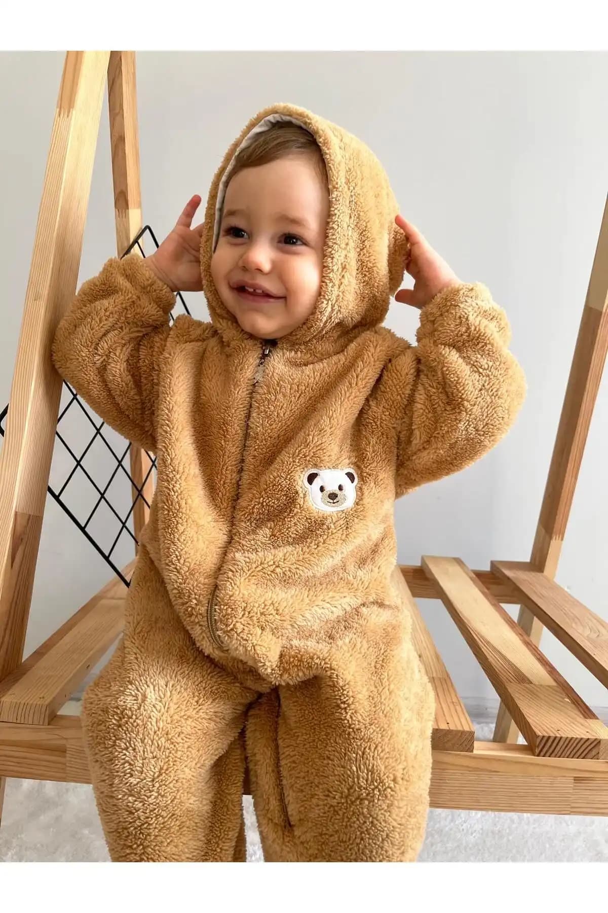Peluş Bebek Tulumları: Çocuklar İçin Konfor ve Şıklığı Bir Arada Sunan Kıyafetler