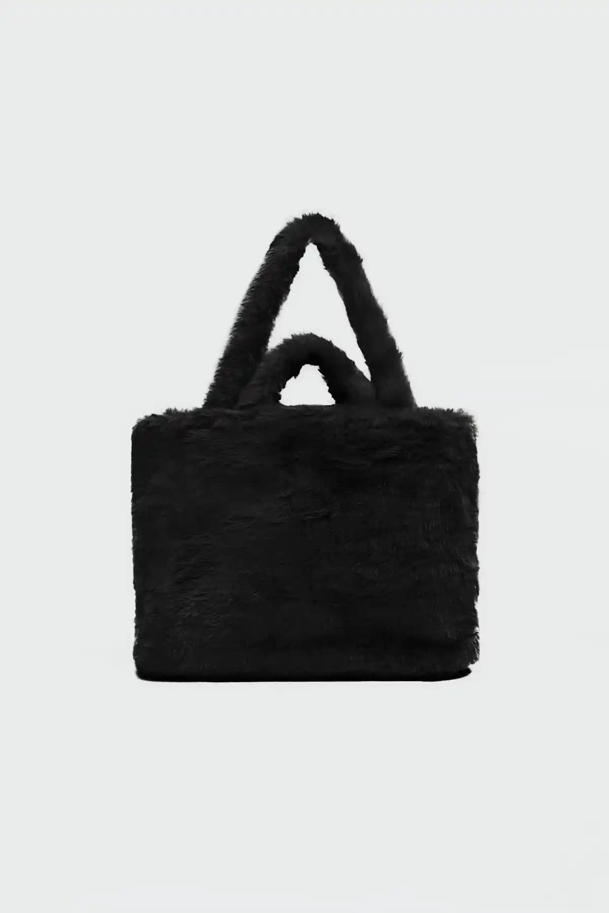 Peluş Çantalar Moda ve Konforu Bir Arada Sunan Güncel Trendler