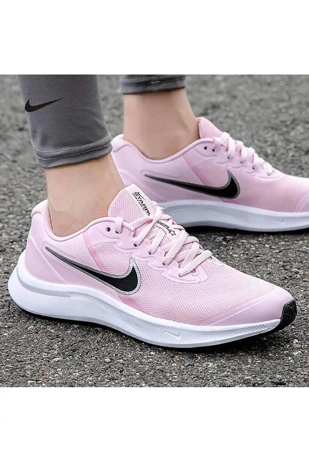 Pembe Nike Ayakkabılar: Şıklık ve Konforu Bir Arada Sunan Modern Tasarımlar