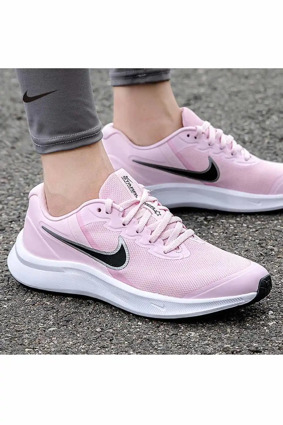 Pembe Nike Ayakkabılar: Şıklık ve Konforu Bir Arada Sunan Modern Tasarımlar