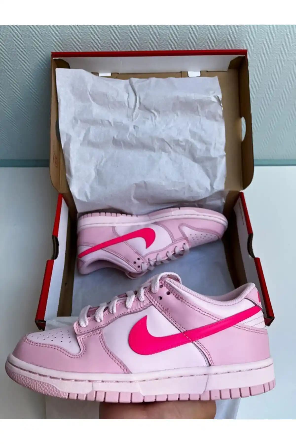 Pembe Nike Dunk Ayakkabılar: Moda ve Konforu Bir Arada Sunan Trend Ayakkabılar