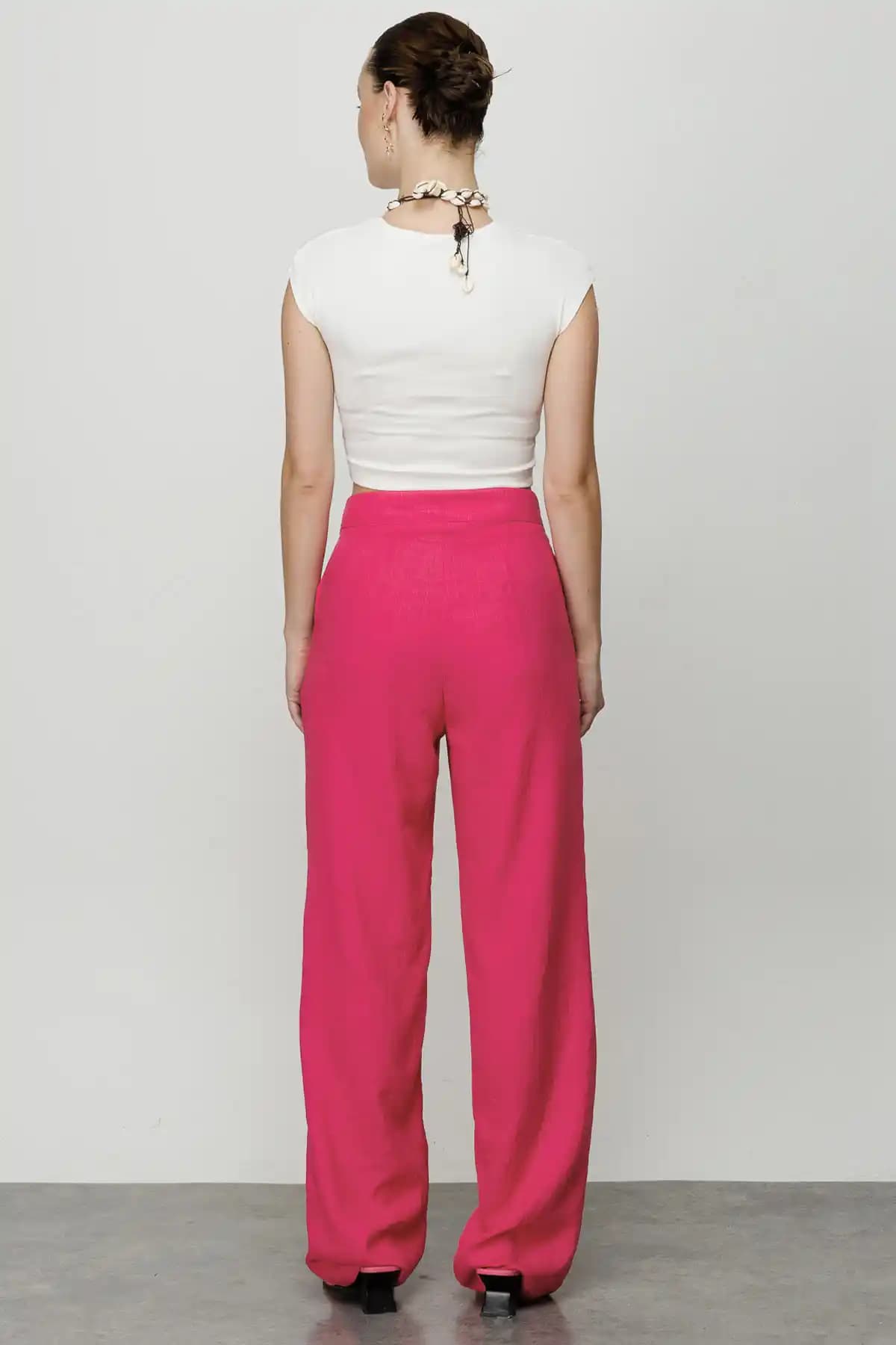 Pembe Pantolon Modasında Güncel Trendler ve Kombinasyon Önerileri