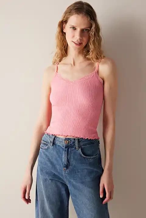 Pembe Üst Modasında Trendler ve Kombinasyon İpuçlarıyla Şık Görünüm