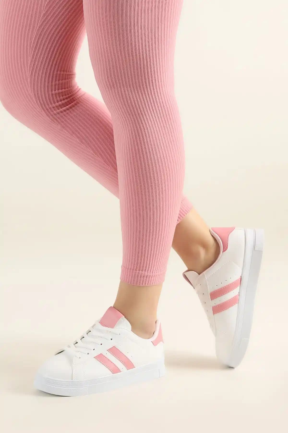 Pembe ve Beyaz Ayakkabılar: Moda Trendleri ve Kombinasyon Önerileri