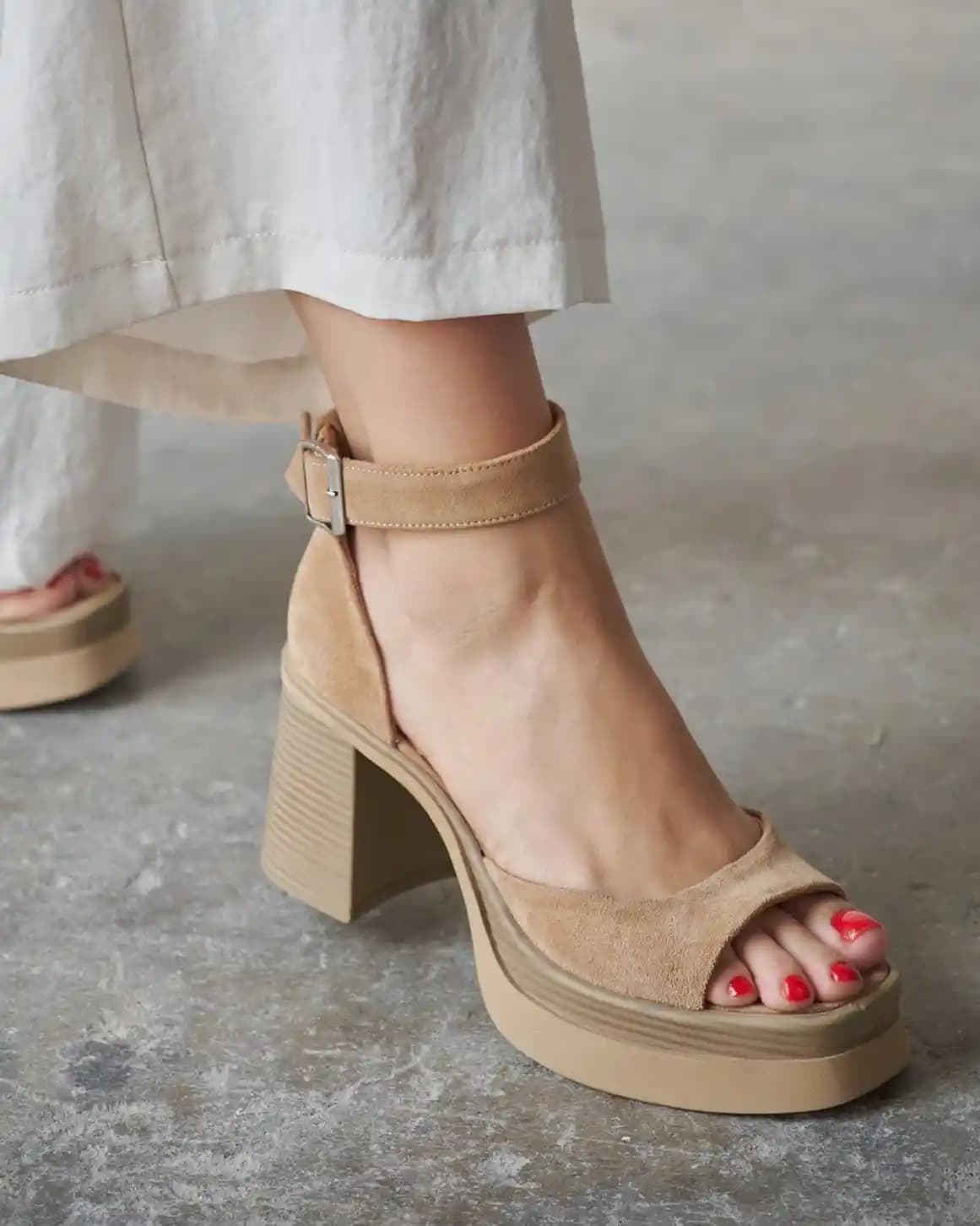 Platform Ayakkabılar: Moda ve Fonksiyonellik Bir Arada Güncel Trendler ve Stil İpuçları