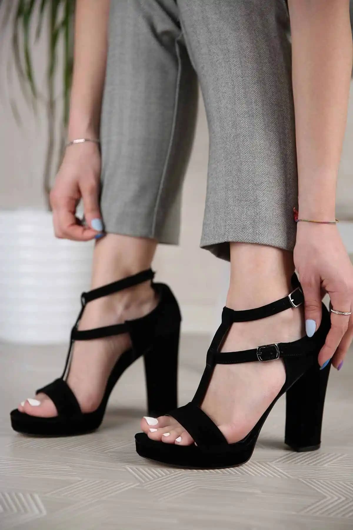 Platform Topuklu Sandaletler: Güncel Moda Trendleri ve Stil Önerileri