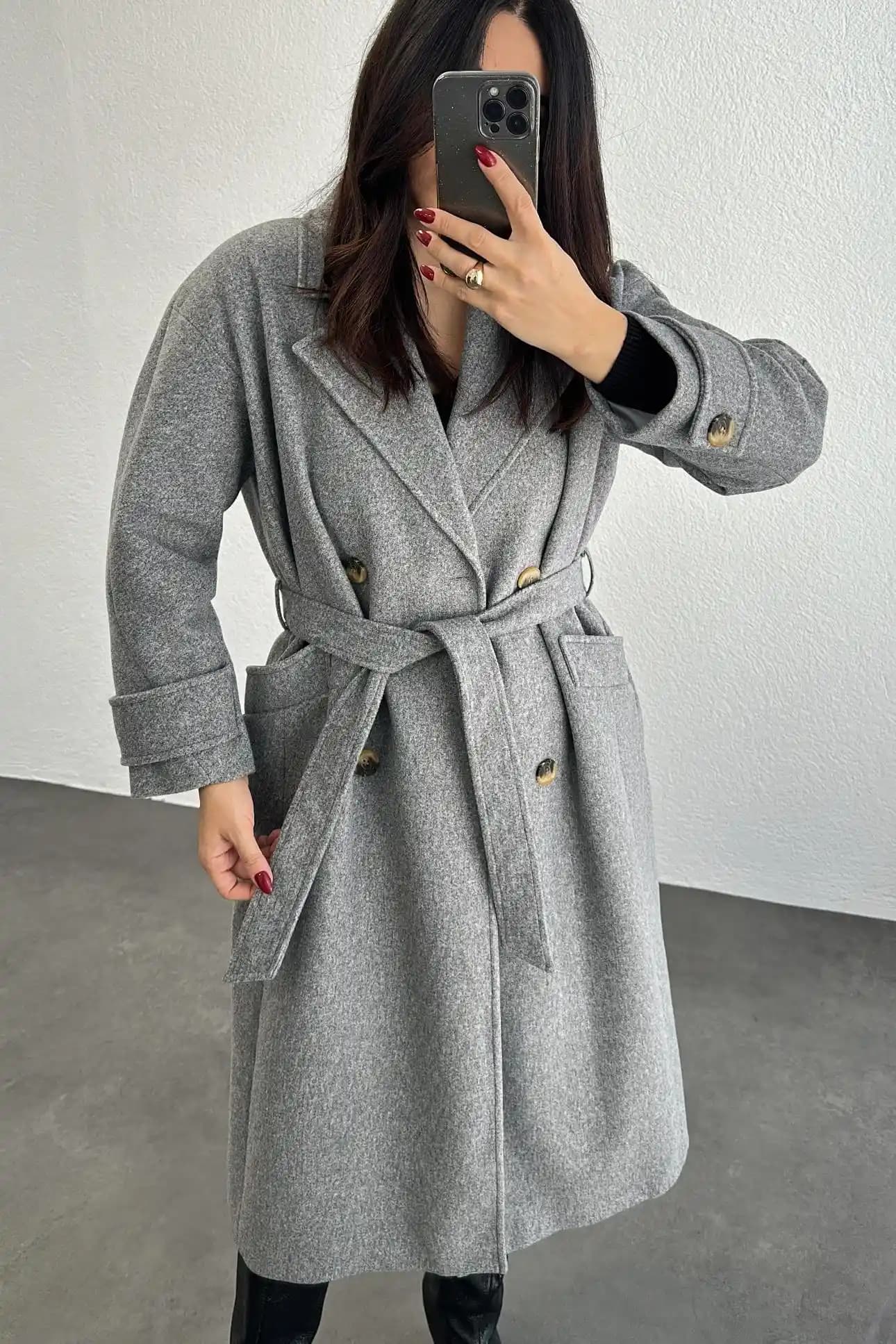 Premium Kaşe Kabanlar ile Kışta Şıklık ve Konforu Bir Arada Yakalayın