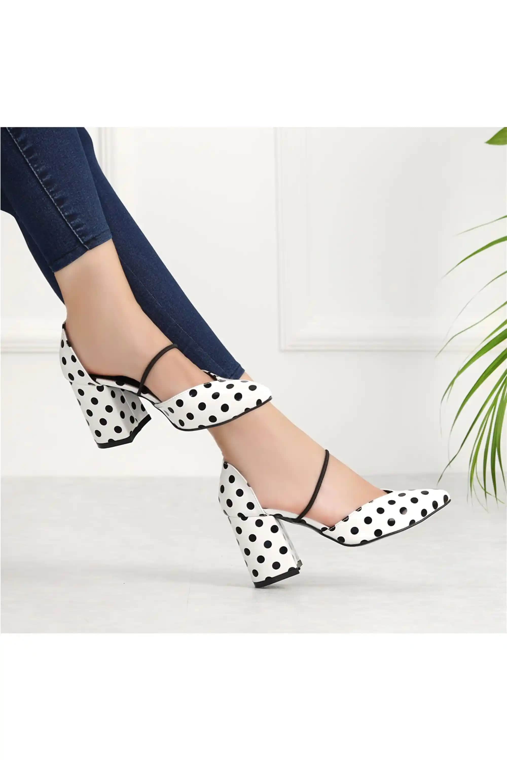 Puantiyeli Ayakkabılar Moda Dünyasında Kendine Özgü Bir Trend Olarak Öne Çıkıyor