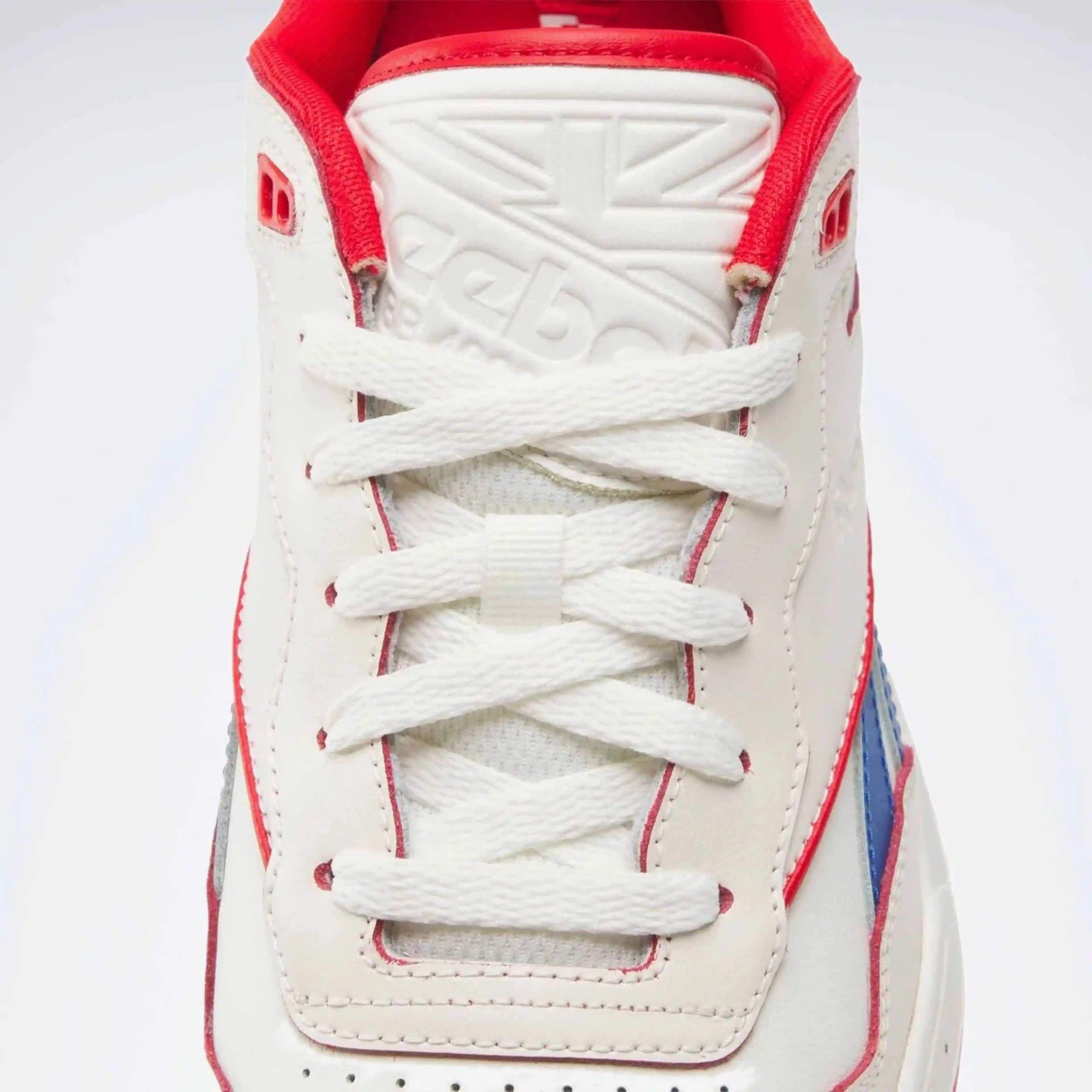 Reebok Kırık Beyaz Koleksiyonu ile Günlük Şıklık ve Konforu Yakalayın