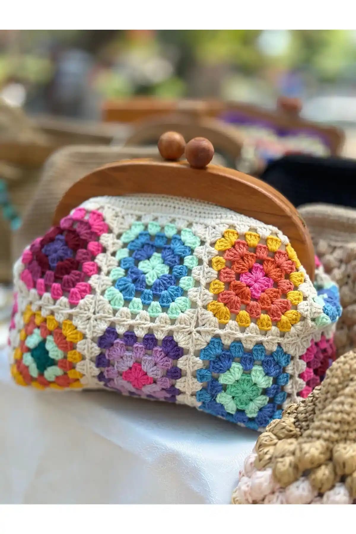 Renkli Motifli Çanta Modelleri: Güncel Trendler ve Stil İpuçları