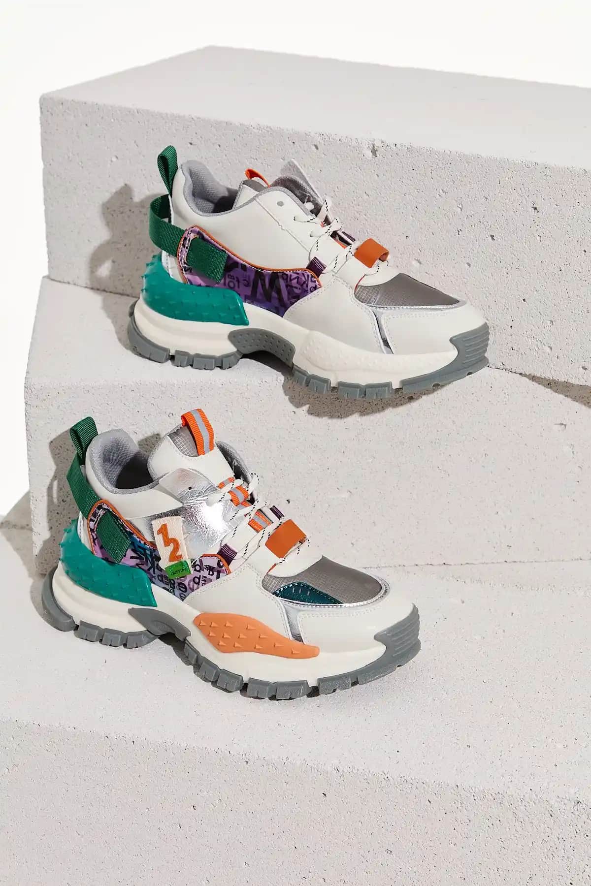 Renkli Taban Spor Ayakkabılar: Moda ve Konforun Buluştuğu Güncel Trendler