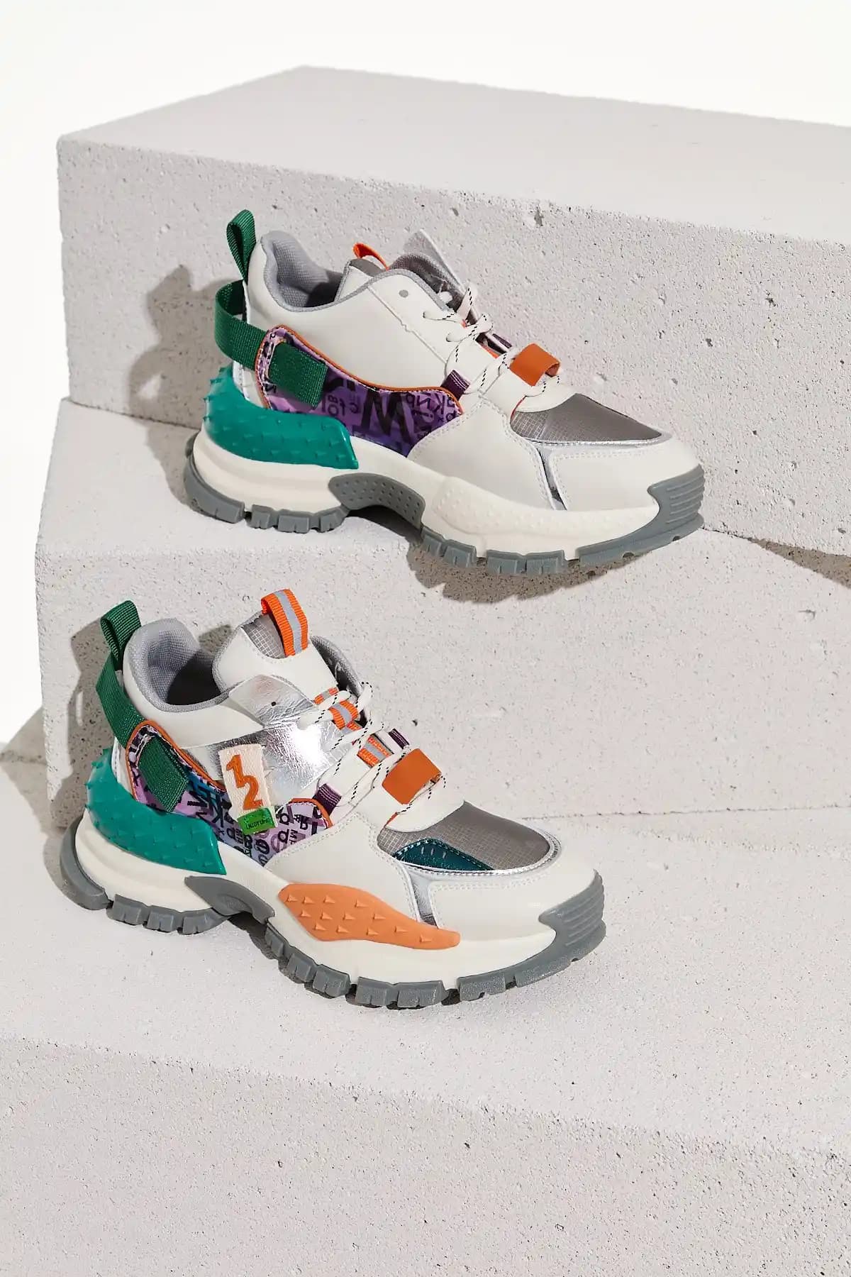 Renkli Taban Spor Ayakkabılar: Moda ve Konforun Buluştuğu Güncel Trendler