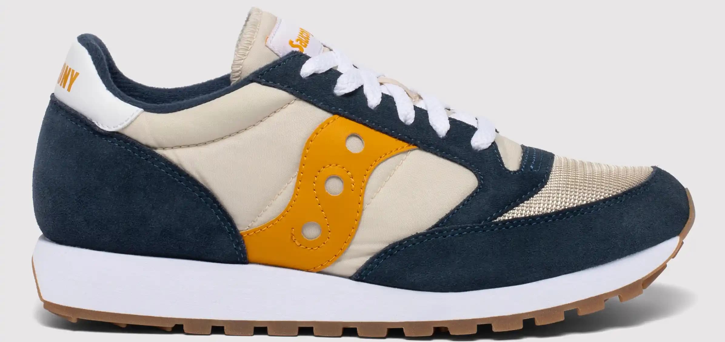 Retro Sneakers: Geçmişin Şıklığını Günümüze Taşıyan Modern Moda Parçaları