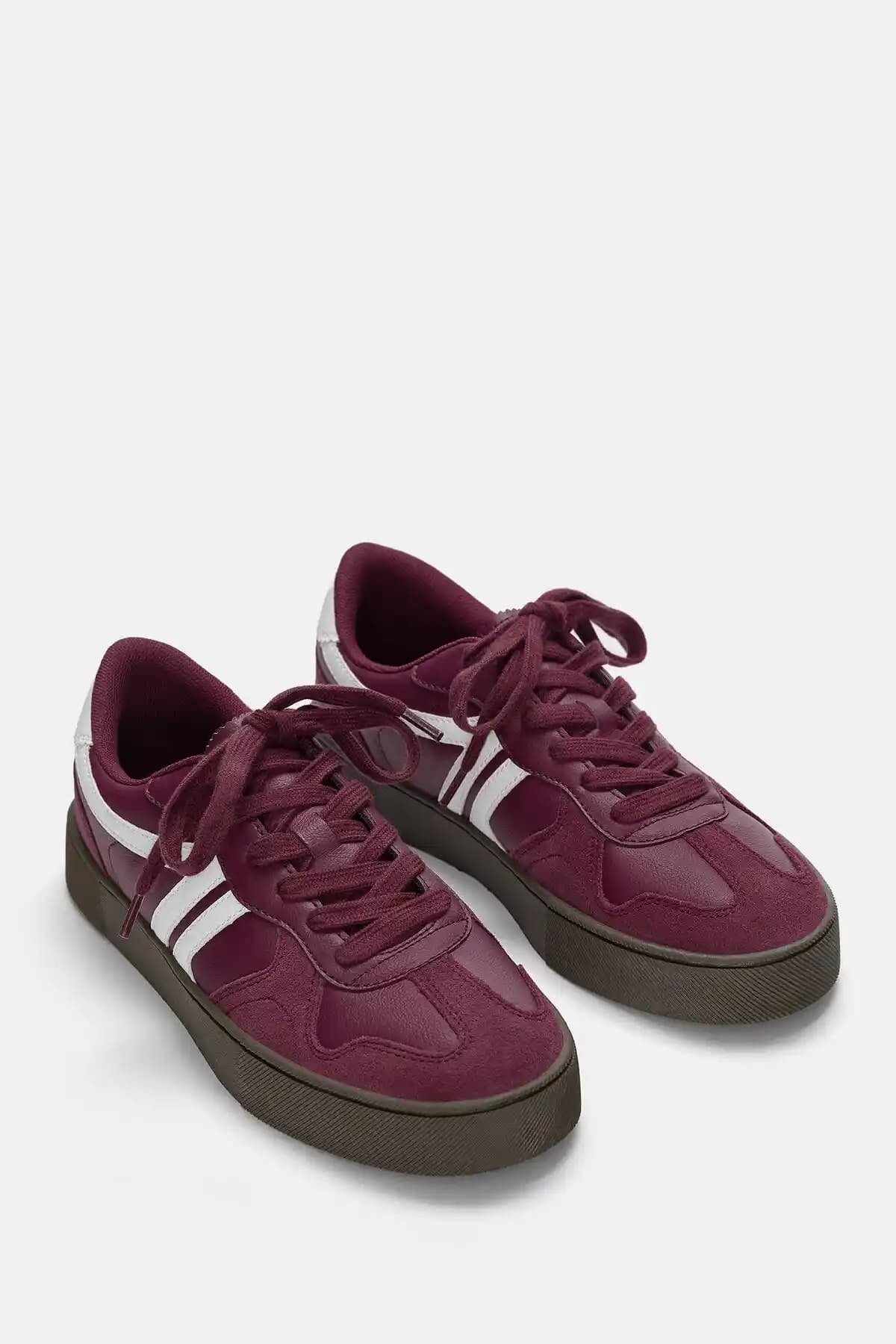 Retro Spor Ayakkabılar: Geçmişin Şıklığını Günümüze Taşıyan Modern Trendler