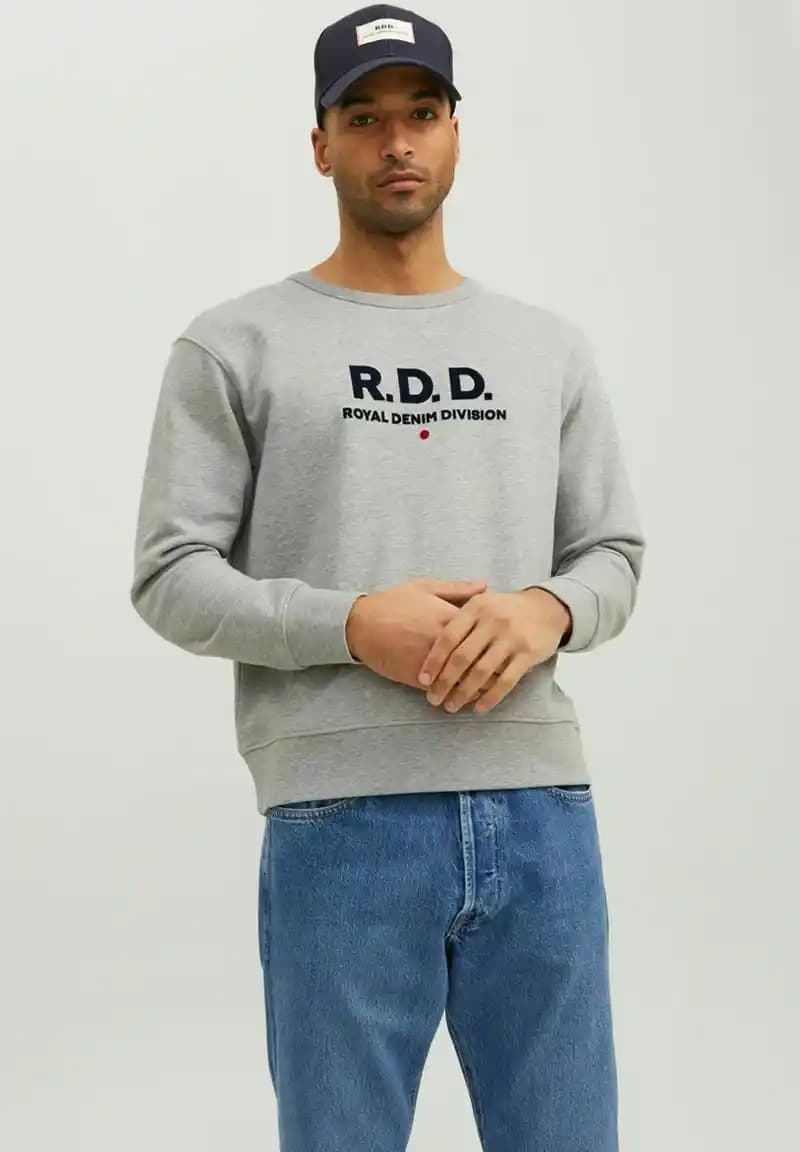 Royal Denim: Kaliteli ve Modern Denim Ürünleri ile Şıklık ve Dayanıklılık Sunan Marka
