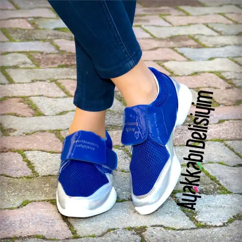 Saks Mavisi Spor Ayakkabılar ile Şıklık ve Konforun Modern Buluşması