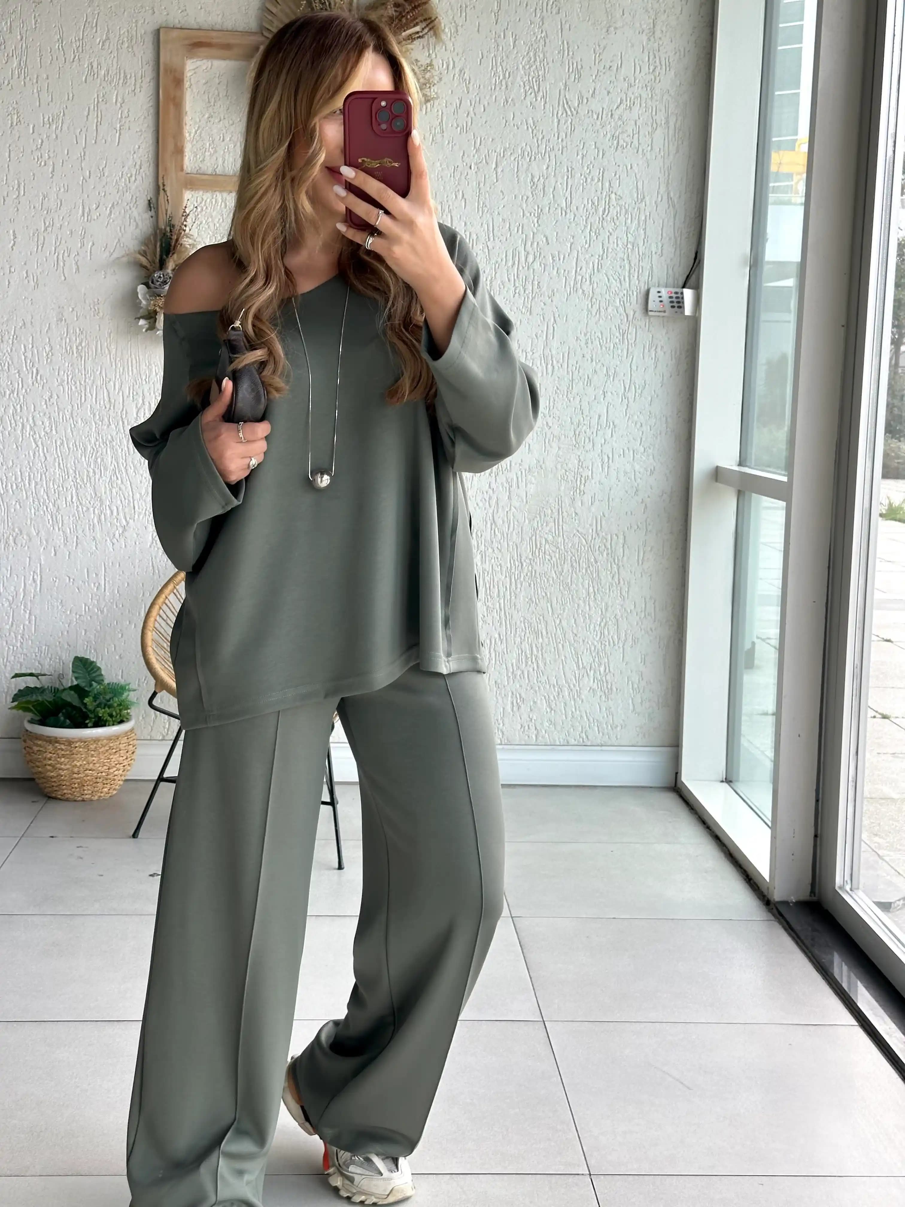 Salaş Takım Modası: Rahatlık ve Şıklığın Modern Buluşması Trendleri ve Kombinasyon Önerileri