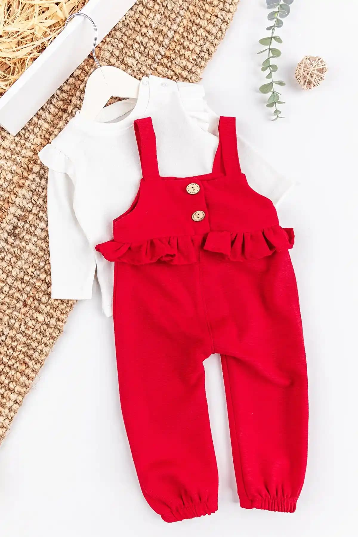 Salopet Bebek Tulumları: Konfor ve Şıklığın Modern Bebek Giyim Seçeneği